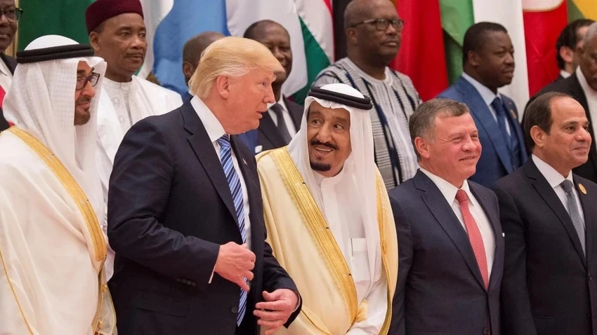 Tổng thống Mỹ Donald Trump (thứ 2 từ trái sang) và Quốc vương Saudi Arabia Salman bin Abdulaziz Al Saud (giữa) tại Hội nghị thượng đỉnh Ả Rập-Hồi giáo ở Riyadh ngày 21-5-2017. Ảnh: ANADOLU