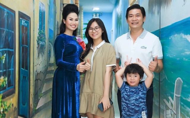 Thùy Trang kết hôn năm 1999, chị và ông xã đã có 2 người con, một trai, một gái. Chia sẻ với báo chí, Thùy Trang cho biết, bản thân cũng giống như bao nhiêu người phụ nữ khác khi có một mái ấm nhỏ thì sẽ ưu tiên gia đình.&nbsp;Nhiều năm qua Thùy Trang giấu kín chuyện chồng con, sợ bị chê "nổ". Ông xã làm kinh doanh, quan hệ rộng rãi nhưng cũng không khoe vợ bao giờ.