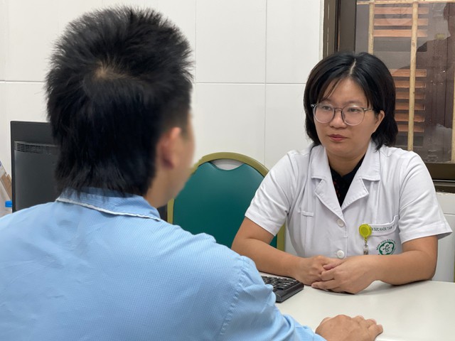 Bác sĩ tư vấn, trò chuyện với một người bệnh