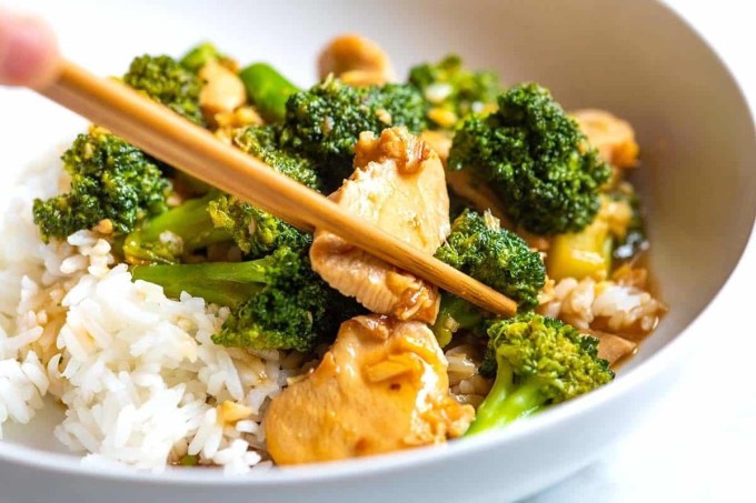 Ưu tiên ăn cơm trong các bữa ban ngày giúp duy trì năng lượng làm việc, tập luyện.