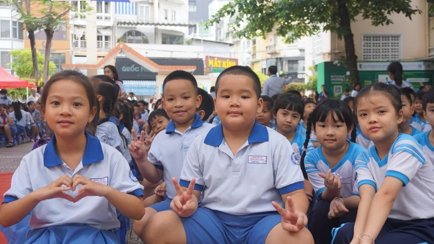 Học sinh Trường Tiểu học Trần Hưng Đạo, quận 1, TP.HCM, trong một hoạt động ngoài trời. Ảnh: NGUYỄN QUYÊN