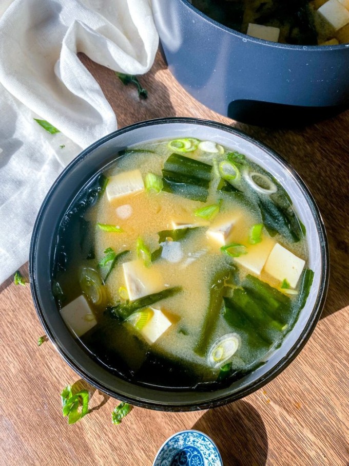 Canh đậu hũ non nấu rong biển thanh mát, dễ tiêu hóa.