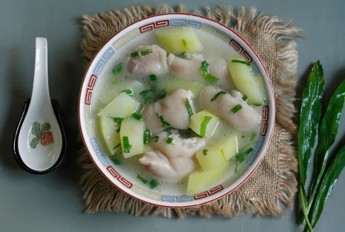 Canh đu đủ xanh có thể nấu với xương, móng giò hoặc nấu chay với nấm.