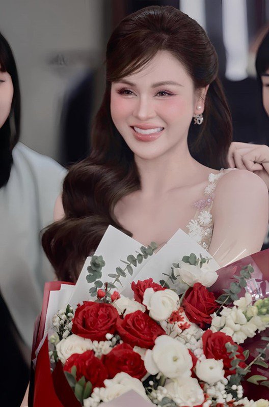 Diễn viên Lương Thu Trang (SN 1990) tại Tuyên Quang trong gia đình không theo nghệ thuật nhưng bố mẹ luôn ủng hộ cô theo đuổi đam mê. Cô xuất thân ban đầu là diễn viên kịch của Nhà hát Tuổi trẻ và chuyên đóng vai "đào thương".