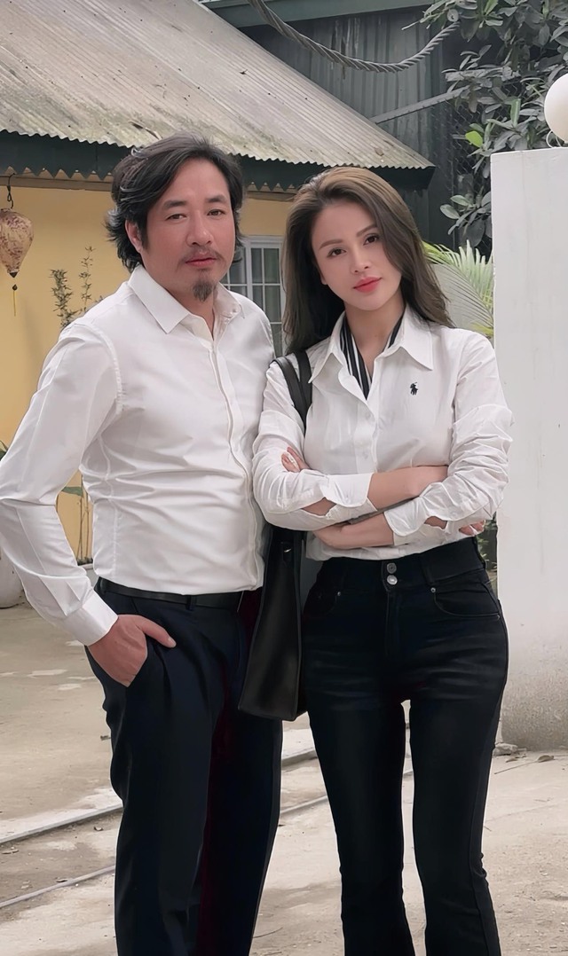Tuy nhiên, khi hai nhân vật chính Tuệ Minh (Thu Trang) và ông Chính (NSƯT Bùi Như Lai) yêu nhau, có những những cảnh gần gũi, khán giả lại phản ứng vì hai diễn viên quá chênh lệch về ngoại hình và tuổi tác.