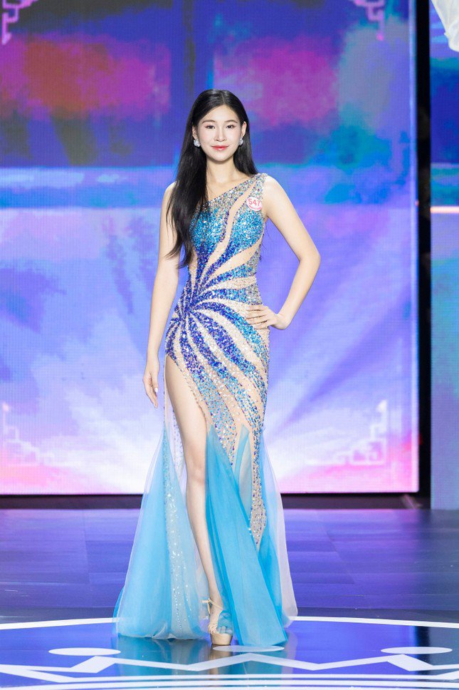 Ở những mùa thi Hoa hậu Việt Nam trước đây, không có nhiều thí sinh chạm mốc chiều cao 1m75 thì tới Hoa hậu Việt Nam 2024, có nhiều người đẹp sở hữu vóc dáng vượt trội. Trong số 25 thí sinh lọt vào Vòng Chung kết toàn quốc, Hoàng Thị Hiền Nhi là người cao nhất với con số 1m77.