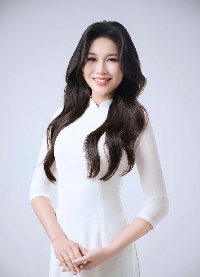 Hiền Nhi là người dân tộc Tày, lớn lên ở Yên Bái. Cô có dự định sau khi tốt nghiệp ngành Logistics và Quản lý chuỗi cung ứng, Đại học Giao thông vận tải Hà Nội sẽ về quê nhà làm việc để được về gần và chăm sóc ông bà là người đã chăm sóc nuôi nấng cô từ nhỏ. Hiền Nhi đã giấu gia đình nộp đơn thi Hoa hậu Việt Nam 2024 và khi lọt vào Chung khảo, cô mới khoe tin vui với ông bà.