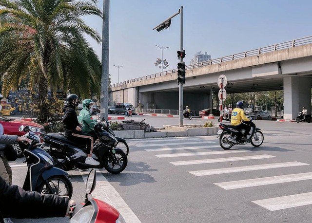 Tình trạng người dân di chuyển khi đèn đỏ còn 1 - 3 giây diễn ra khá phổ biến, nhiều tài xế còn cho rằng đèn đỏ về 0 giây (dù chưa chuyển xanh) là đã có thể di chuyển.