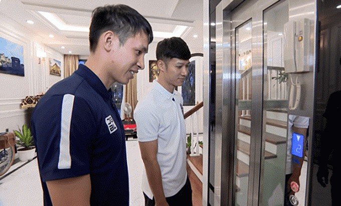 Hùng Dũng trong ngôi nhà trị giá hơn 10 tỷ đồng anh mua năm 2022. Ảnh: Chụp màn hình
