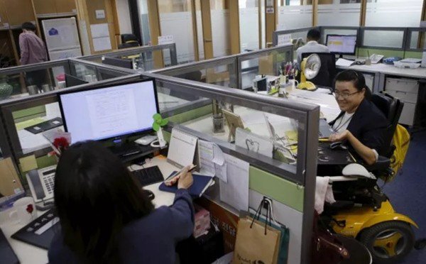 Công ty Hàn Quốc nhắc rằng phòng làm việc là nơi có nhiều người, mỗi người nên giữ vệ sinh cá nhân tốt để không ảnh hưởng đến người khác. Ảnh minh họa: Kim Hong-Ji/ Reuters.