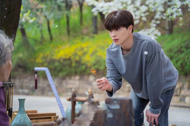 Yook Sung Jae trong phim "The Golden Spoon" (2022).