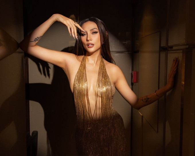 Người mẫu 37 tuổi hướng đến phong cách high fashion.