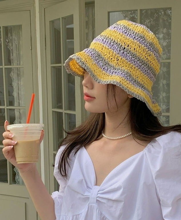 Phong cách ngư dân còn thể hiện qua những chiếc mũ tai bèo (mũ xô). Từ năm ngoái, loại mũ này nở rộ với kiểu đan móc nhiều màu sắc, được nhiều cô gái mua sắm trong các dịp đi biển, du lịch. Ảnh: Pinterest