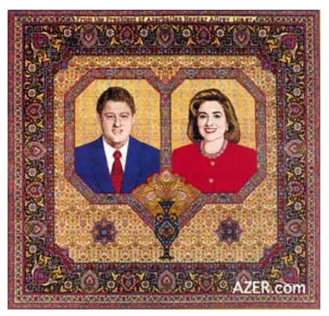 Tổng thống Azerbaijan tặng Tổng thống Bill Clinton một tấm thảm in hình chân dung vợ chồng ông. Ảnh: Azer.com