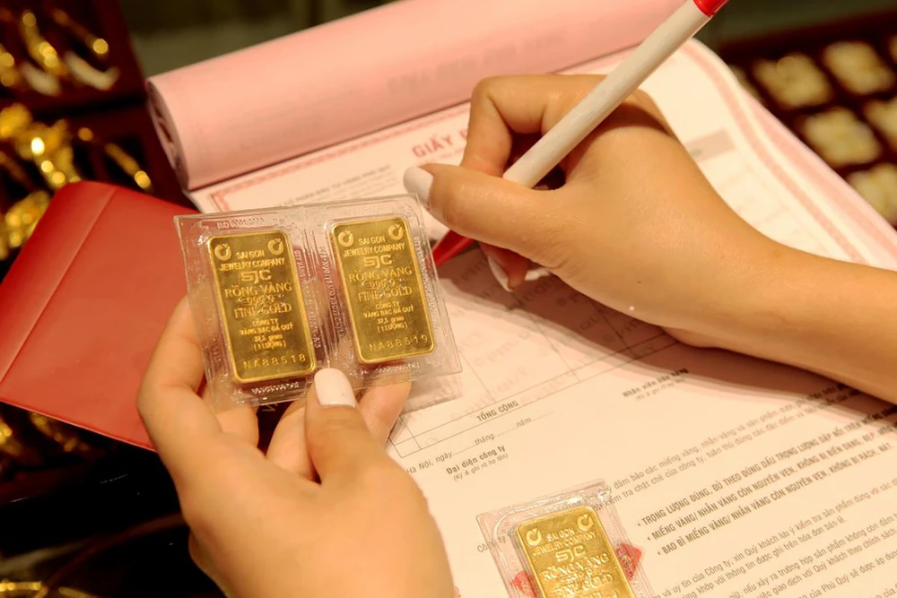 Tính đến ngày 23-4, chênh lệch giá vàng miếng SJC trong nước và thế giới quy đổi ở mức khoảng 14,48 triệu đồng/lượng (tương đương khoảng 13,62%). Ảnh: MINH TRÚC