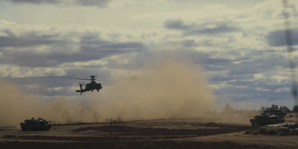 Trực thăng tấn công Apache AH-64 của quân đội Anh tham gia tập trận Mighty Arrow 25 ở Phần Lan. Ảnh chụp màn hình từ Youtube của Quân đội Phần Lan