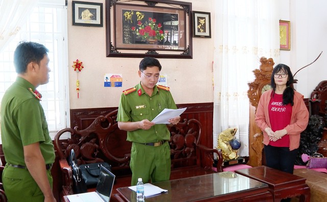 Công an tống đạt quyết định tố tụng đối với bị can Nguyễn Ngọc Thúy