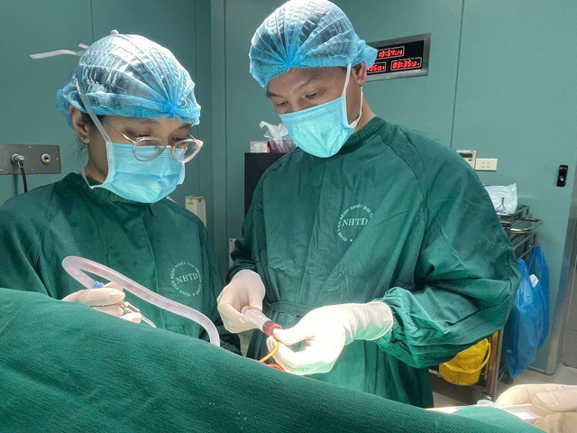 Bác sĩ tiến hành phẫu thuật cho bệnh nhân bằng phương pháp mổ não thức tỉnh