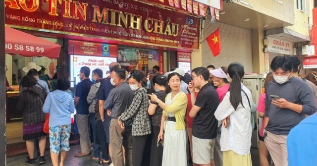 Giá vàng chiều 13/5 bật tăng dữ dội, cửa hàng t...