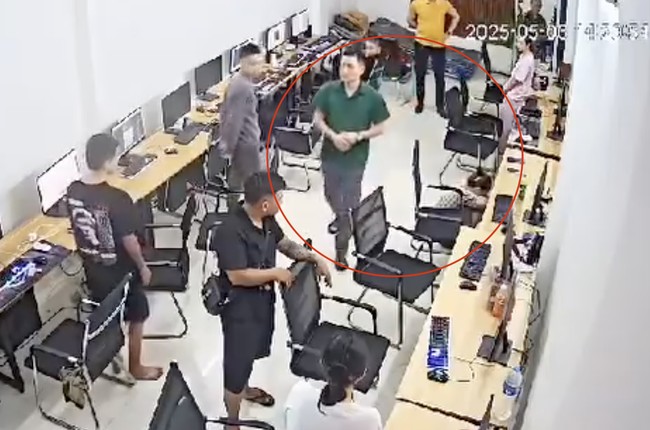 Người đàn ông áo xanh được cho là công an. Ảnh cắt từ clip