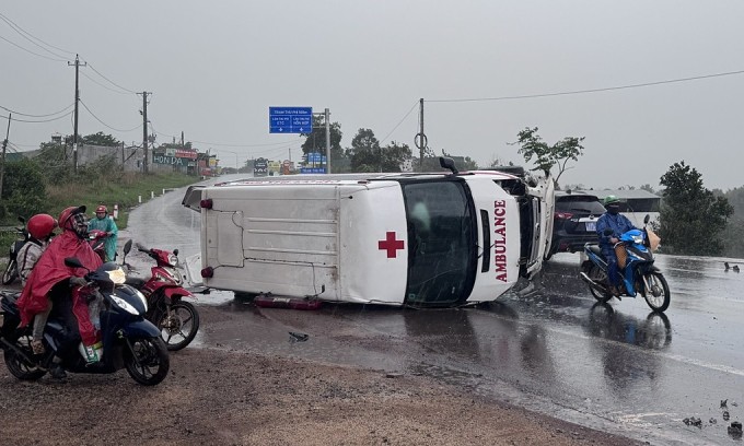 Xe cứu thương lật giữa đường sau tai nạn. Ảnh: Ngọc Oanh