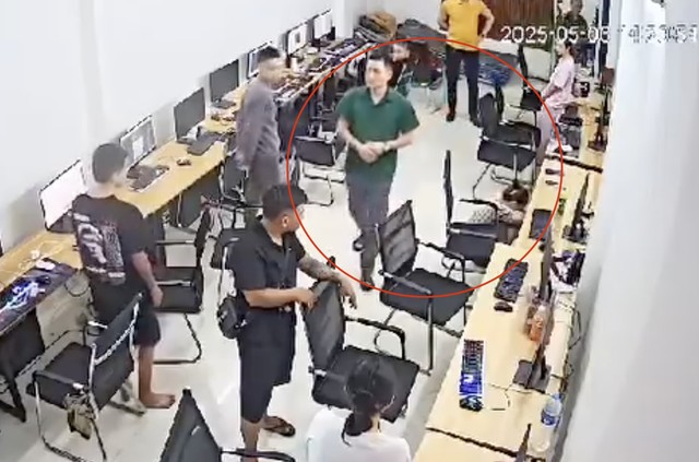 Người đàn ông áo xanh được cho là cán bộ công an phường Dương Nội. Ảnh cắt từ clip