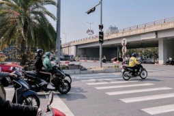 Dừng đèn đỏ: Chờ giây về 0 hay chờ đèn xanh mới di chuyển?