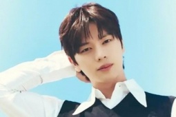 Thiếu gia sinh ra đã  " ngậm thìa kim cương "  vào showbiz vì lý do lạ đời