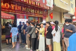 Giá vàng chiều 13/5 bật tăng dữ dội, cửa hàng trên phố vàng chật kín khách giao dịch