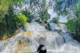Hè về, lên Hòa Bình tắm thác Trăng mát rượi