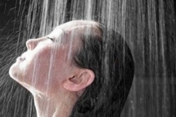 Nguy cơ đột quỵ, đột tử từ sai lầm khi tắm trong ngày nắng nóng