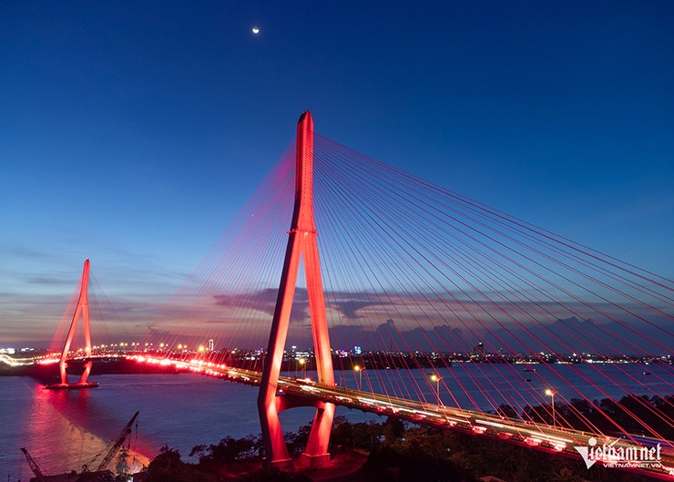 Cảnh tượng khác thường trên cầu Cần Thơ - 1