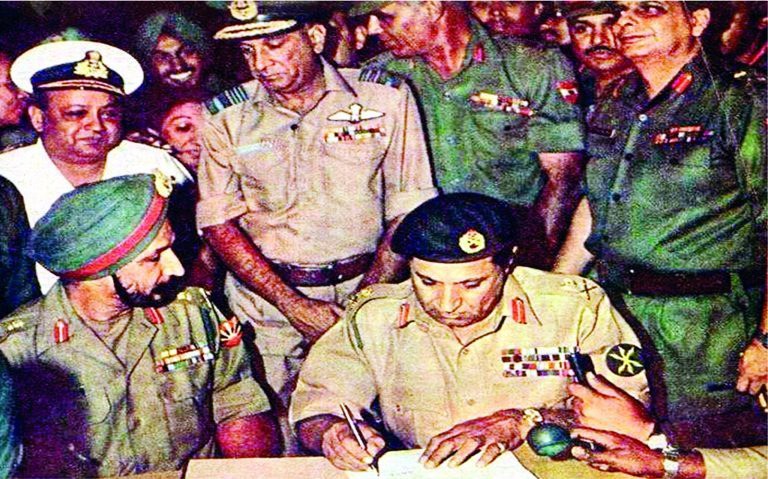 Tướng Khan Niazi của Pakistan ký văn kiện đầu hàng vào ngày 16/12/1971. Ảnh: AmrullahSaleh2