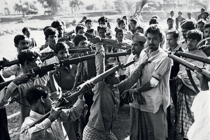 Lực lượng ở Đông Pakistan bắt gián điệp năm 1971. Ảnh: Getty