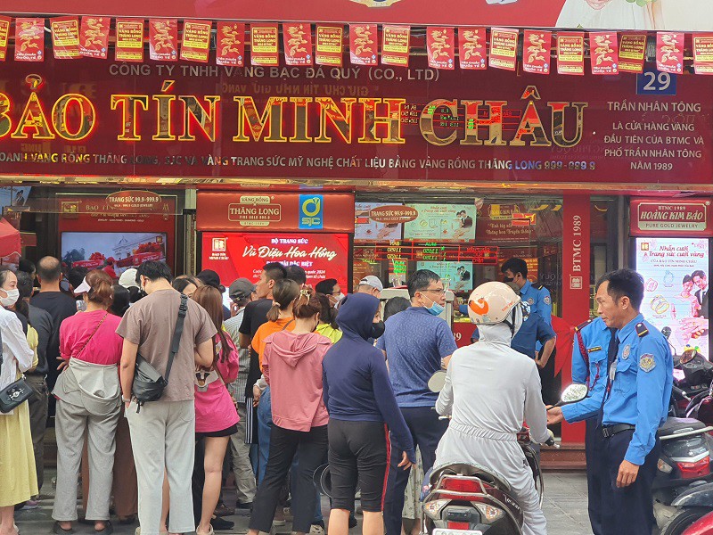 Đông nghịt người đến giao dịch mua bán tại các cửa hàng vàng lớn trên phố Trần Nhân Tông sáng nay.