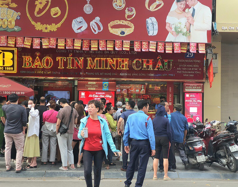 Theo quan sát của PV, đa số khách đến xếp hàng là để mua vàng, rất ít người bán.