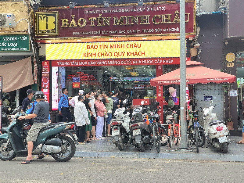 Khách xếp hàng đông nghịt, đứng từ trong ra ngoài cửa hàng chờ mua vàng.