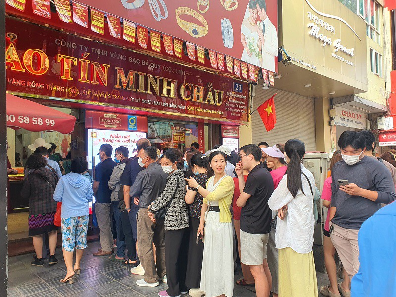Hôm nay, cửa hàng này bán cho mỗi người 1 chỉ vàng nhẫn.