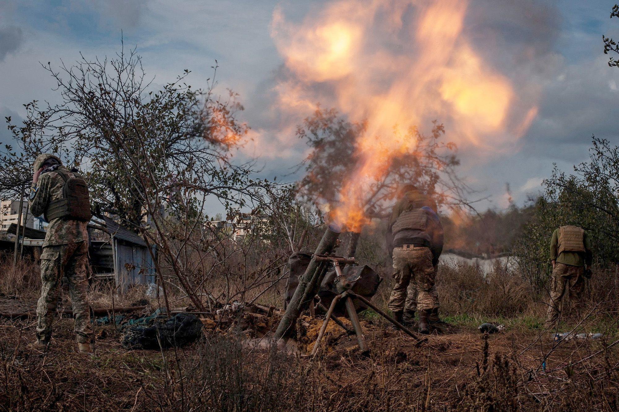 Binh sĩ Ukraine bắn đạn cối trong giao tranh với Nga. Ảnh: Reuters.