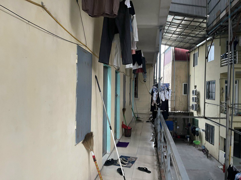 Pháp luật quy định phạt tiền từ 20-30 triệu đồng đối với người cho thuê nhà thu tiền điện của người thuê nhà cao hơn giá quy định.