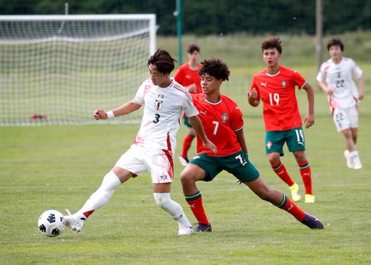 Ronaldo Jr khoác chiếc áo số 7 biểu tượng của cha mình