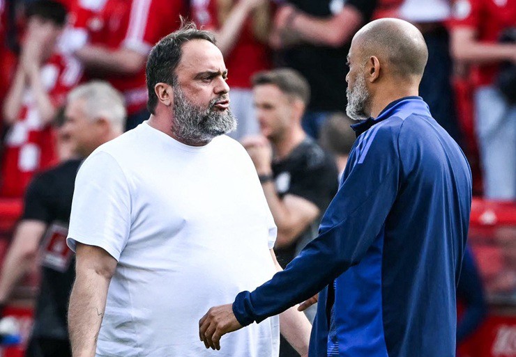 Ông chủ Marinakis xuống sân trao đổi với HLV Santo