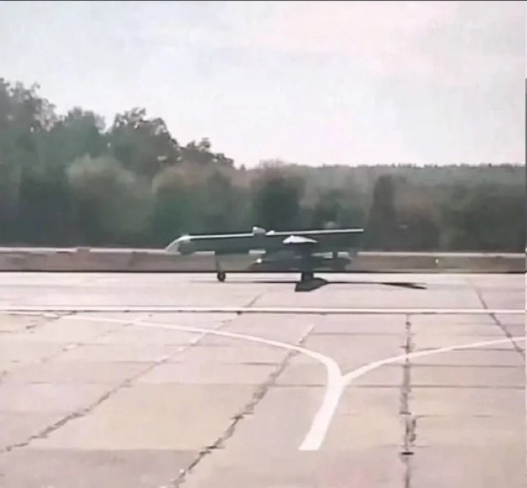 Hình ảnh được cho là tên lửa Banderoi gắn bên dưới UAV quân sự Orion.