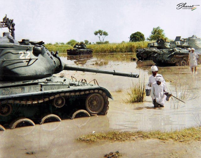 Xe tăng Pakistan không thể di chuyển do nước ngập ở cánh đồng mía năm 1965. Ảnh: Bharat Colorized