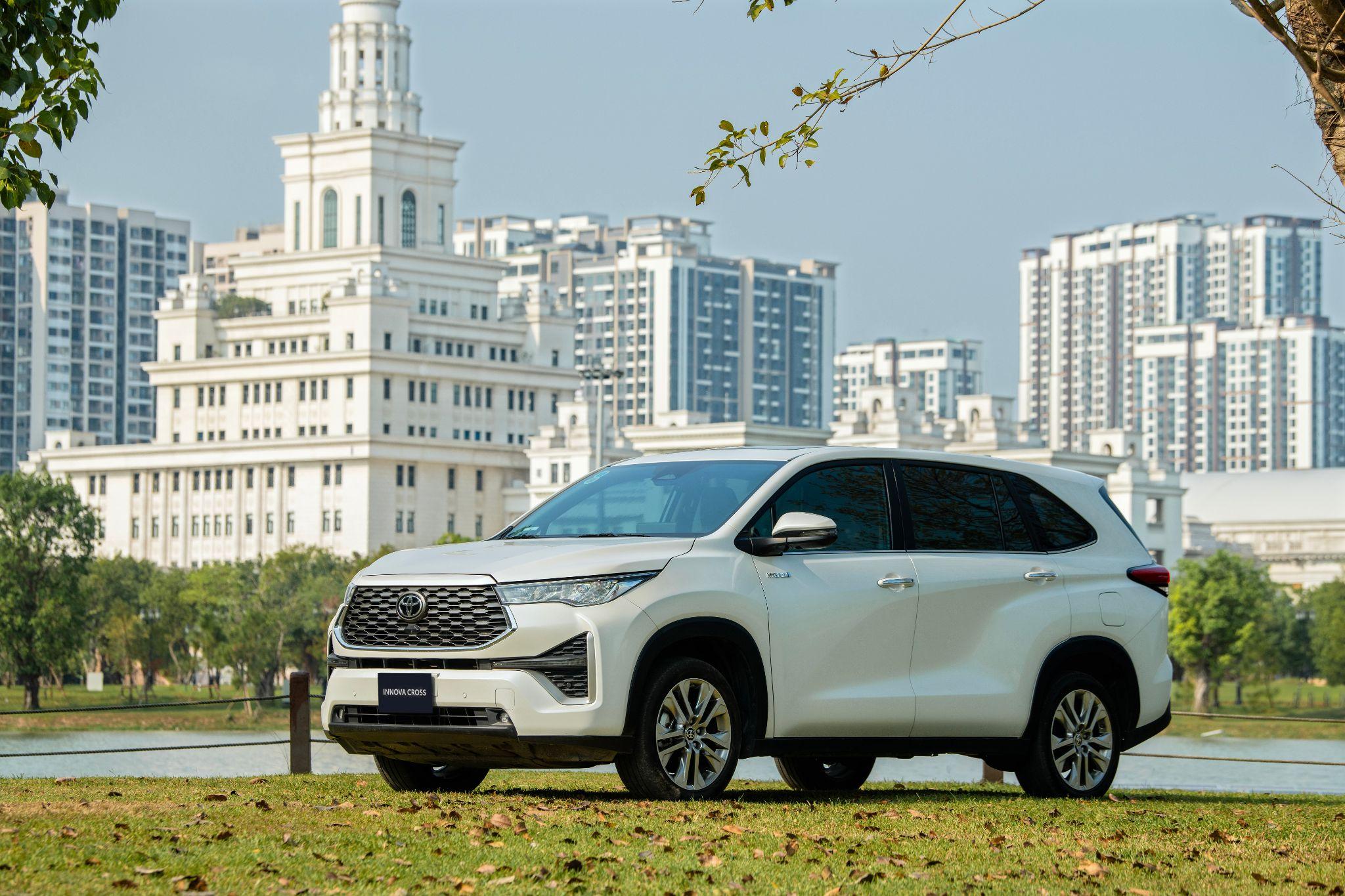 Toyota tiếp tục là hãng xe dẫn đầu thị trường xe Hybrid, trong đó Innova Cross là mẫu xe bán chạy nhất.