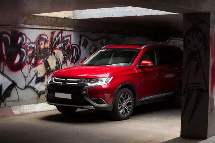 Outlander: Mẫu SUV dành cho người… chấp nhận sống không ai khen - 1