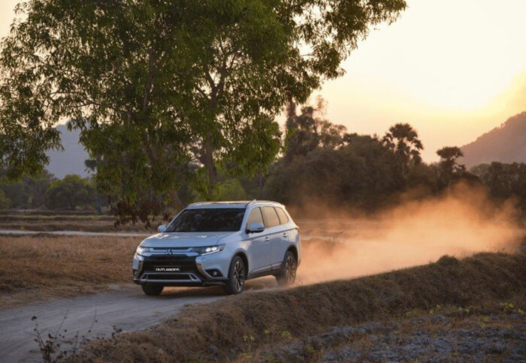 Outlander: Mẫu SUV dành cho người… chấp nhận sống không ai khen - 6