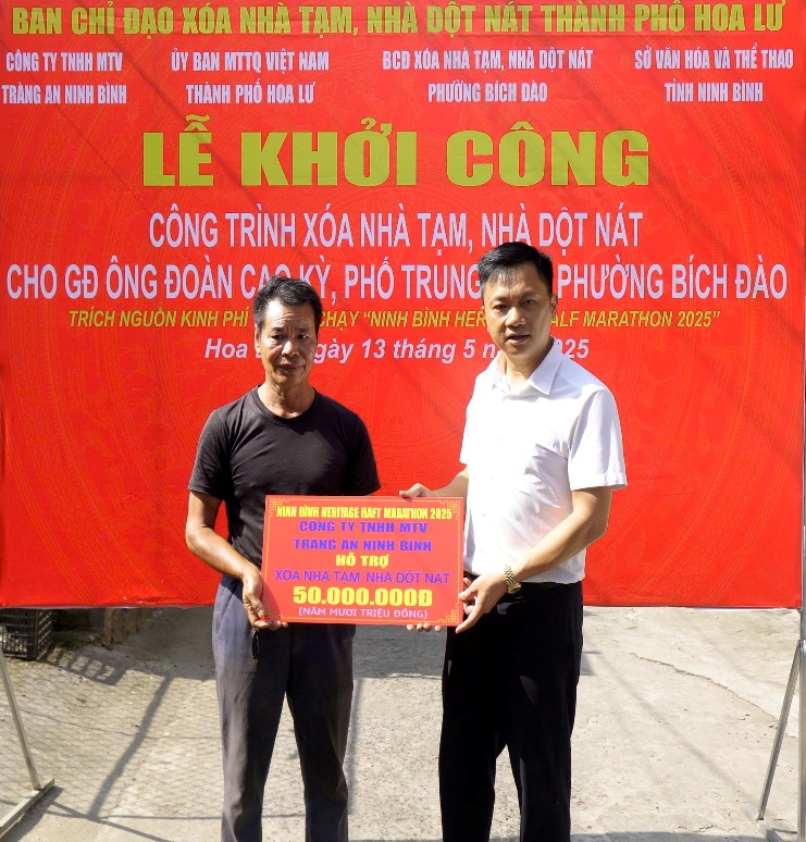 Ông Lê Minh Thọ tặng gia đình ông Đoàn Cao Kỳ 50.000.000 VNĐ . Số tiền trích từ nguồn kinh phí giải chạy để sửa nhà cho ông Đoàn Cao Kỳ