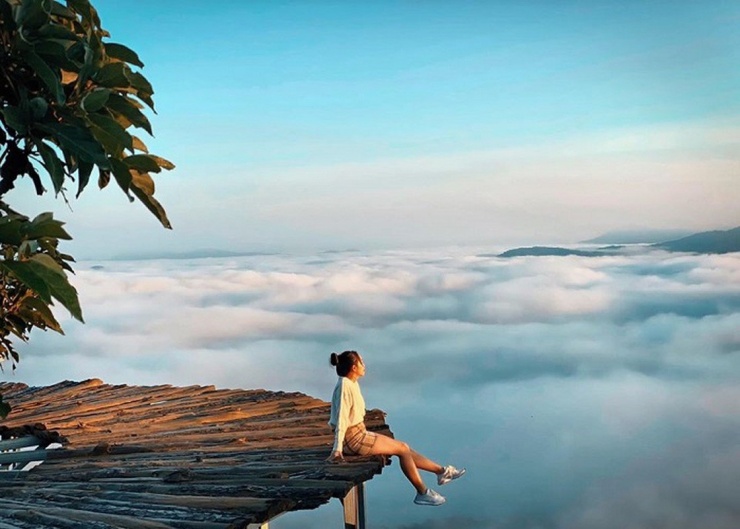 Đi dạo trong rừng thông, tham gia các lớp thiền, yoga tại những homestay bình yên, hay chỉ đơn giản là ngồi nhâm nhi một tách cà phê nóng giữa khung cảnh mờ sương sẽ giúp bạn lấy lại năng lượng tích cực. Đà Lạt mang lại sự tĩnh lặng cần thiết để bạn kết nối lại với chính mình. Ảnh dulich