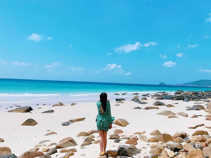 Dạo bước trên bãi biển vắng vẻ, tham quan các di tích lịch sử, hoặc chỉ đơn giản là ngồi thiền bên bờ biển, Côn Đảo chính là điểm đến tuyệt vời cho những ai cần một khoảng lặng để chữa lành tâm hồn. Ảnh TicoTravel